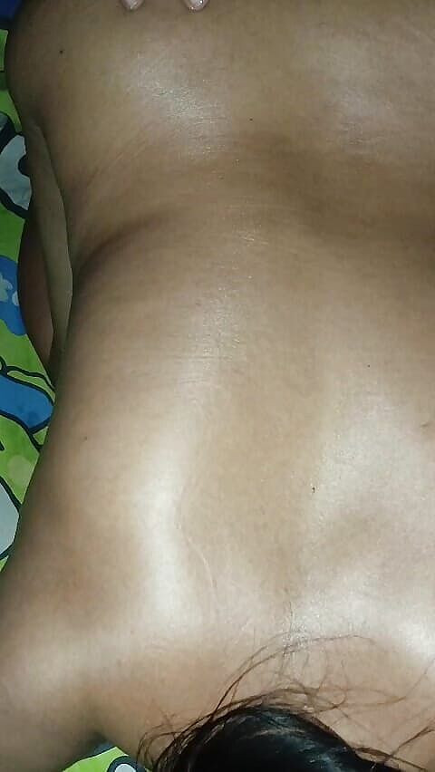 Lian Kulla: Mẹ chồng tôi yêu cầu xoa bóp âm hộ của cô ấy...