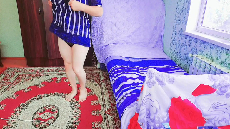 Kitty_Cross: La femboy mostra la vita in felpa e gonna ritagliata