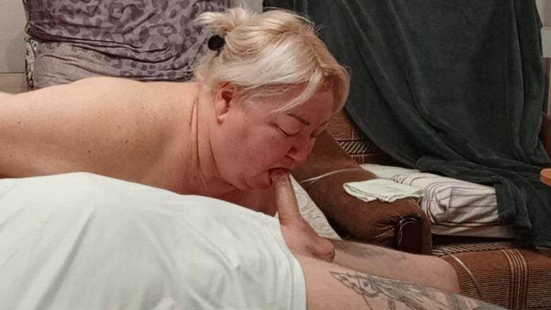 Zona901: Sąsiad uwielbia brać kutasa w gardło i połykać spermę