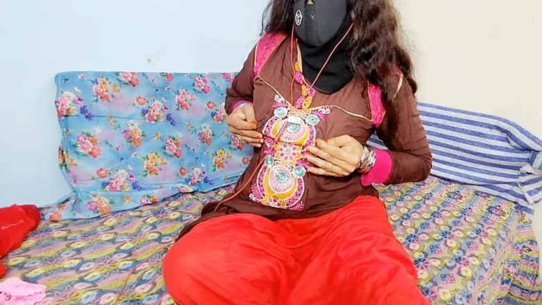 YoursNasrin: Desi milf tante speelt met haar poesje met seksspeeltje.