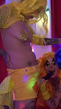 Lesbian badut bertiga