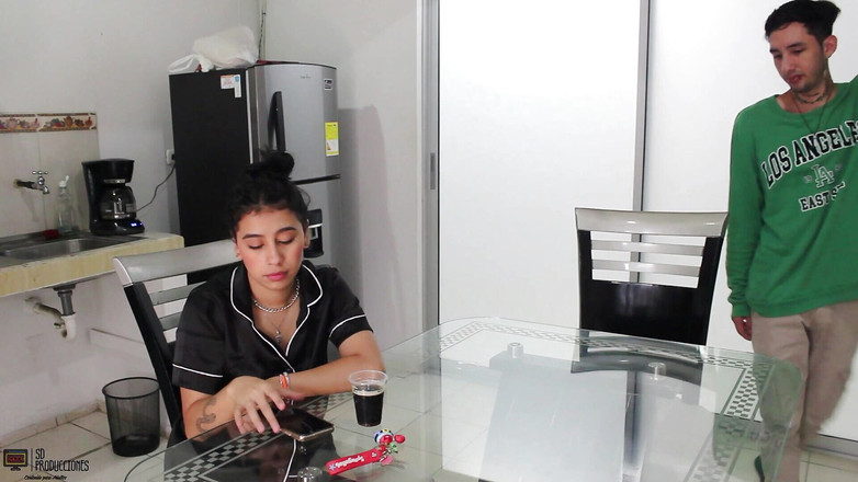 Vayolet: Mientras el cornudo de mi esposo no está en casa,...