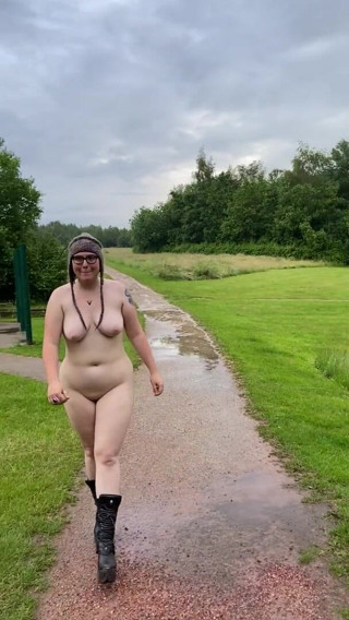 Rebecca Curves: Rebecca Curves nagi spacer po parku