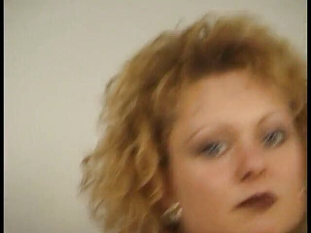 Lucky Cooch: O mamă sexy blondă cu țâțe mari dansează în jur