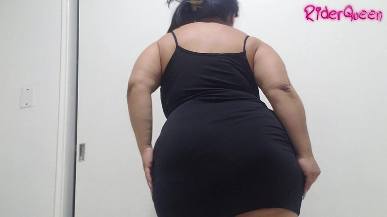 Riderqueen BBW Step Mom Latina Ebony: Сексуальна мама приймає душ і одягнена в джинси