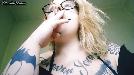 Estrella Steam: Блондинка курит сигарету без звука