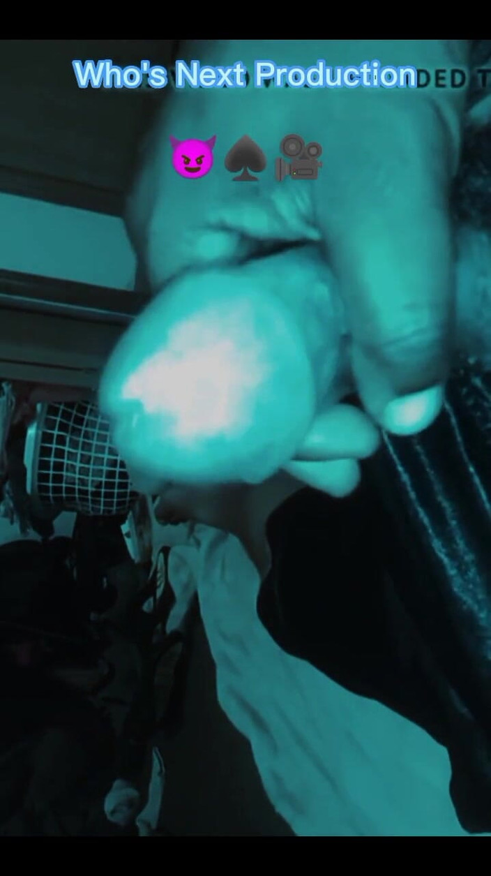 Whos nxt production: Mângâindu-mi ceasul cu mare și neagră până la sfârșit