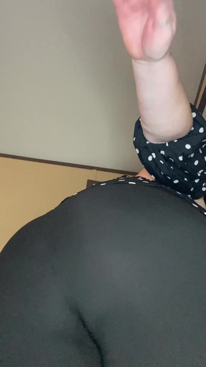 BellaBlast: Ağır çekimde taytla düşüyor ve tokatlıyor