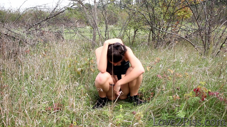 Love 2 Piss: Pissing in the grass
