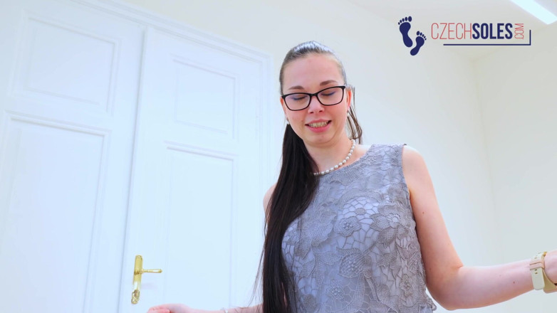 Czech Soles - foot fetish content: Recepční velké páchnoucí nohy uctívání POV