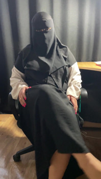 Syrian MILF Shows Pussy
