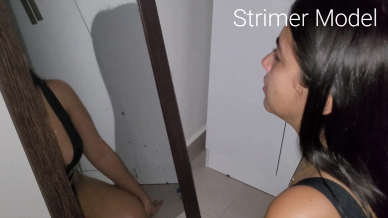 Strimermodel: Kichanie przed telewizorem i lustrem