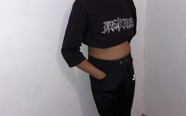 Ritu: College Girl hot Tight Pussy Model Fitness Figer