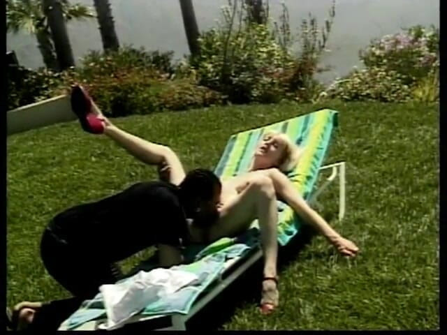 First Black Sexperience: 拥有巨大奶子的金发美女在被操之前吮吸坚硬的黑色鸡巴