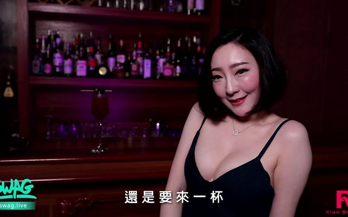 SWAG.live: Aziatische super hottie stript in de bar