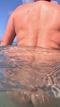 裸のmilfがアナルプラグで水中で泳ぐ