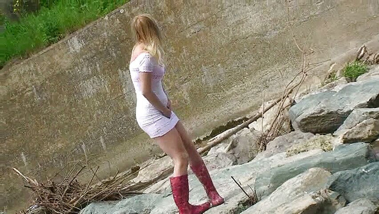 Femdom Austria: Pirang kencing di luar di sungai