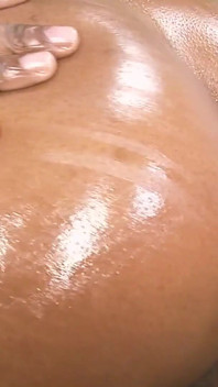 Die heißesten busties, szene 4: eine üppige schwarze frau mit großen eingeölten titten genießt einen großen schwanz in ihrer muschi und einen creampie