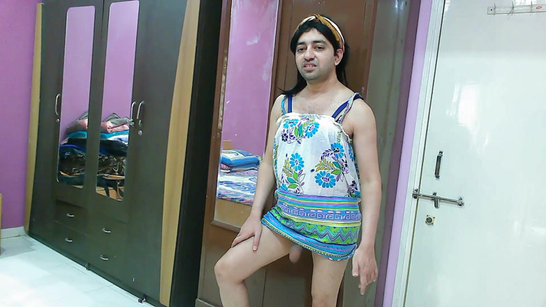 Cute & Nude Crossdresser: Travestit efeminat sexy în rochie de plajă și bandă de păr.
