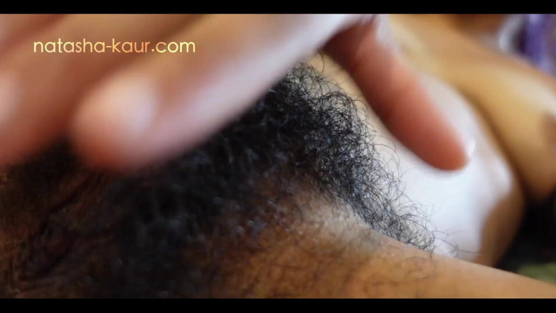 Natasha Kaur: Třením si klitoris a je tak oteklá, a moje chlupatá...