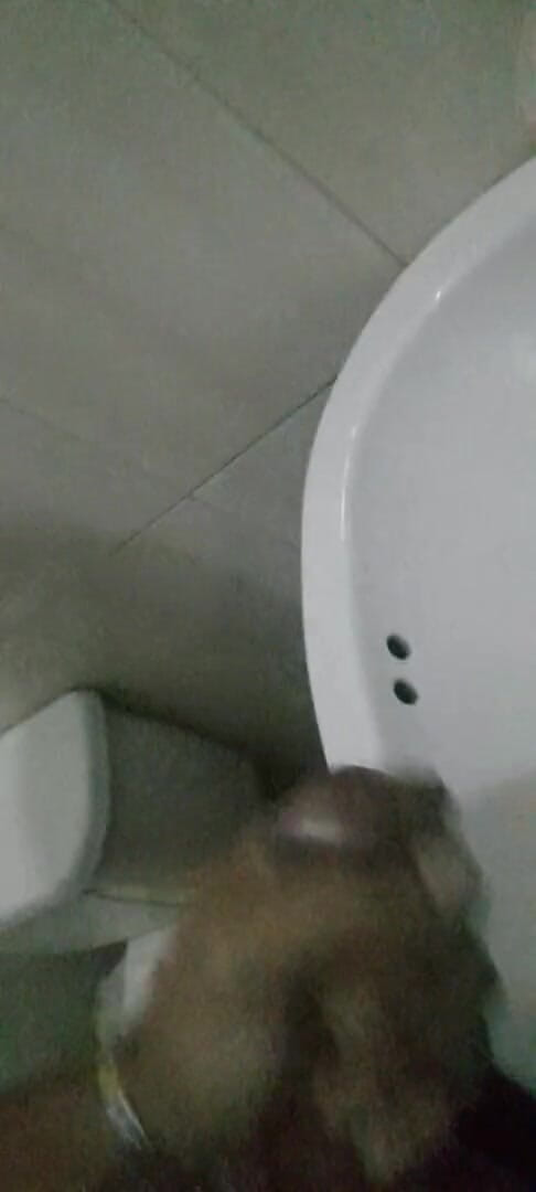 Latin sex 33: Melancap di bilik air semasa anda bekerja