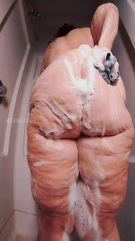 Une SSBBW Sexy Prend Une Douche Et Trémousse
