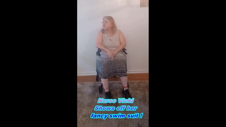 BBW nurse Vicki adventures with friends: Медсестра Вик показывает свой модный купальник, затем раздевается