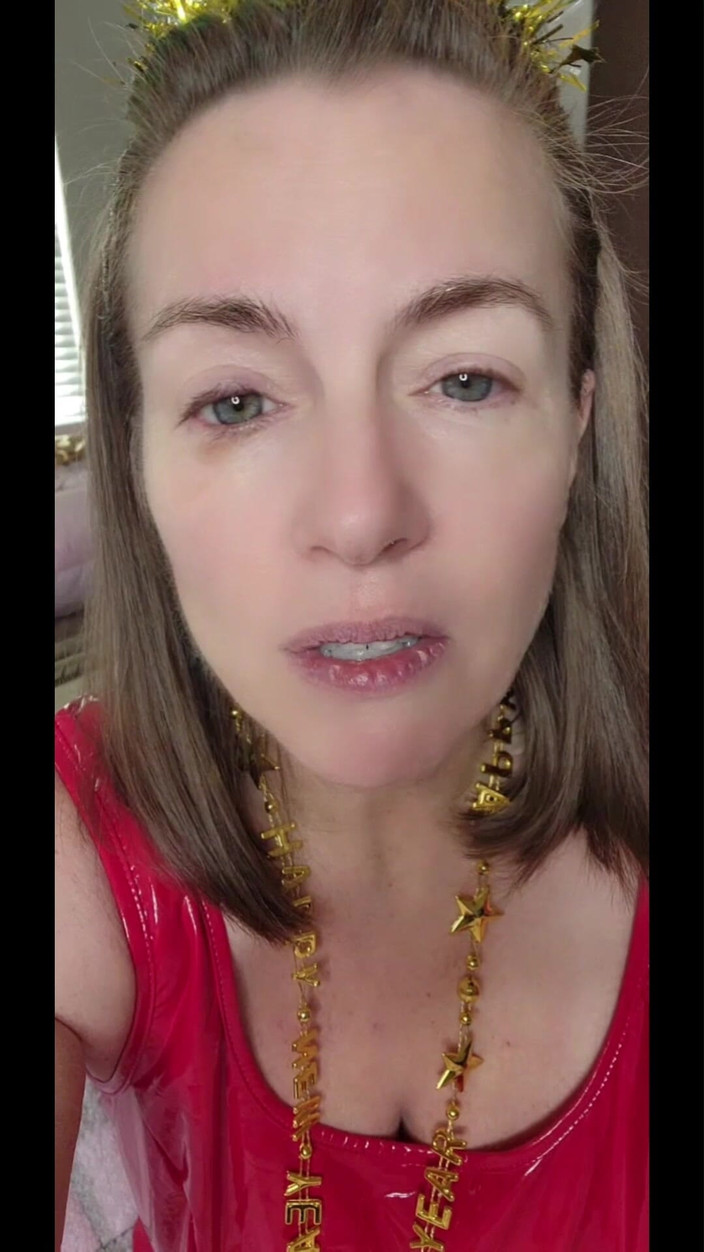 Nikki Nevada: 새해 복 많이 받으시길 바라는 섹시한 밀프 Nikki!