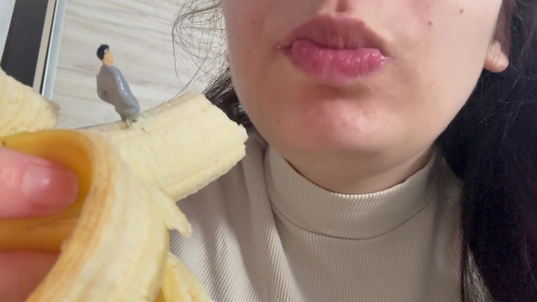 AmayaMori: Мачеха-великанша поедает банан, но видит