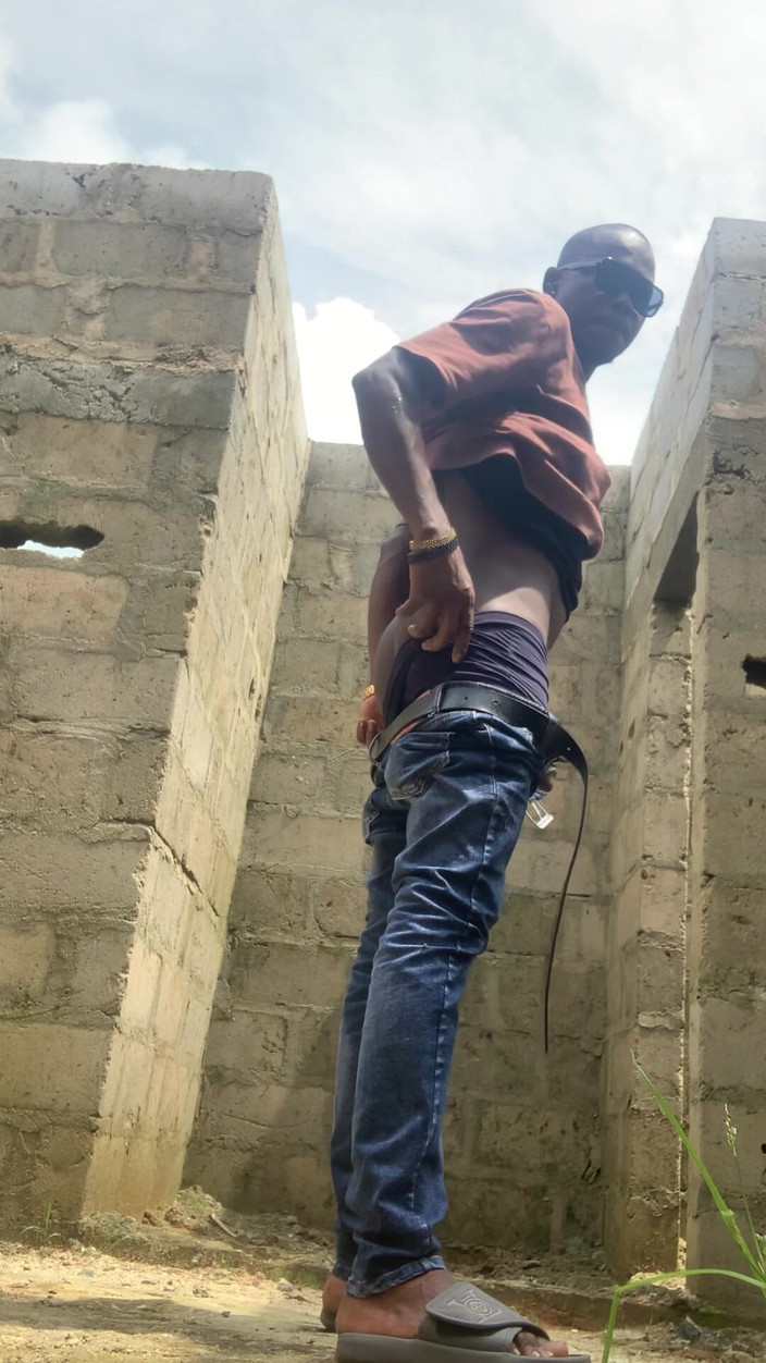 Dickass3x: Snabb en i en oförständerlig byggnad under solen