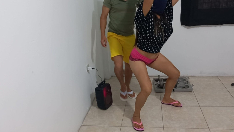 Martin13: Estaba haciendo actividad física y mi madrastra vino a seducirme...