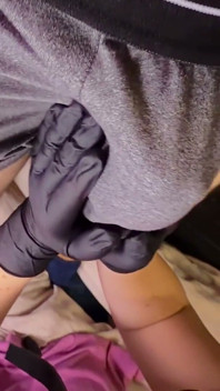 POV av tjej som suger kuk med koppel & finger. SÄD i munnen. Tighta handskar cumshot
