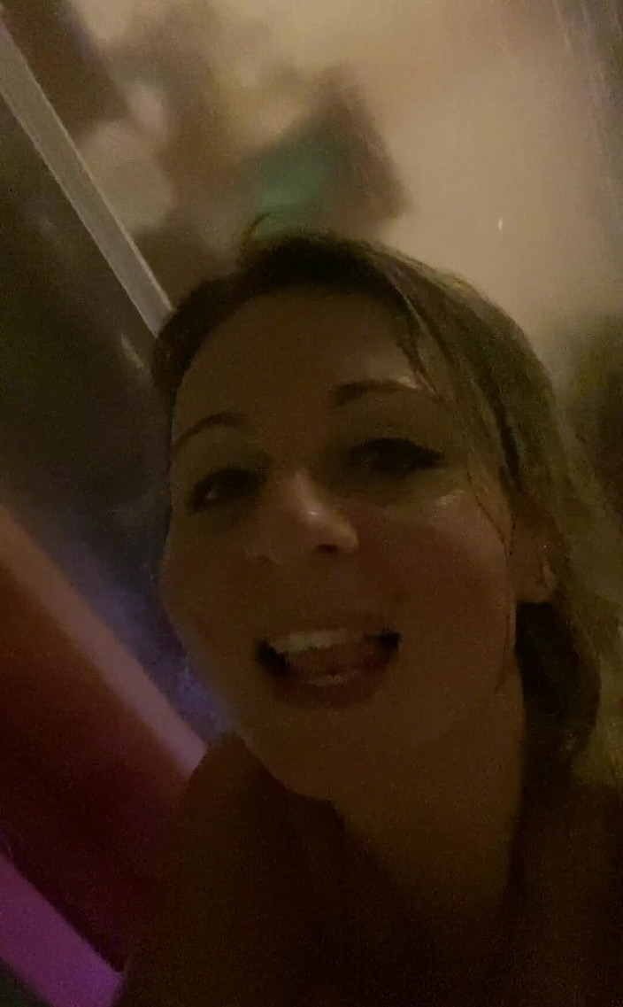 My Wife Luna: 샤워 중 물이 존나 뜨겁다