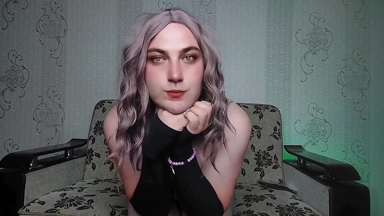 Kitty_Cross: Una sissy seduce sorride innocentemente ma si comporta in modo...