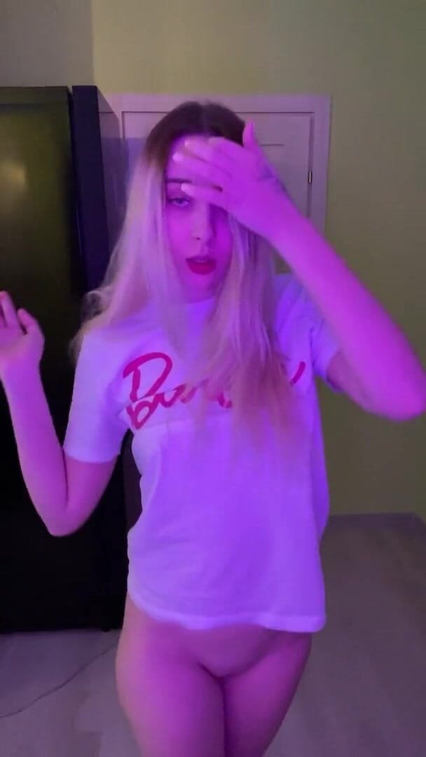 My bf cuckold: Sexy mädchen zeigt ihren nackten körper