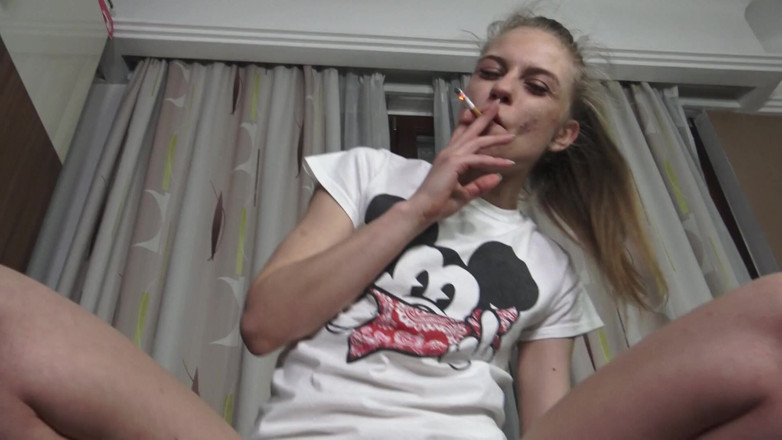 Solo Austria: Teenie Dildo Riding Smoking!