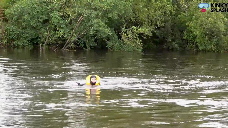 UKCuteGirl Lucy Lauren: Lifejacket ve cosy wetsuit Lucy'yi nehir felaketinden kurtarıyor