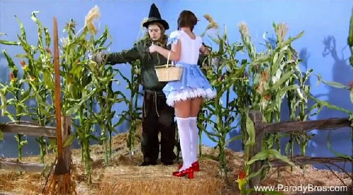 Parody Bros: Dorothy की चूत को स्कारक्रो द्वारा पटक दिया जाता है