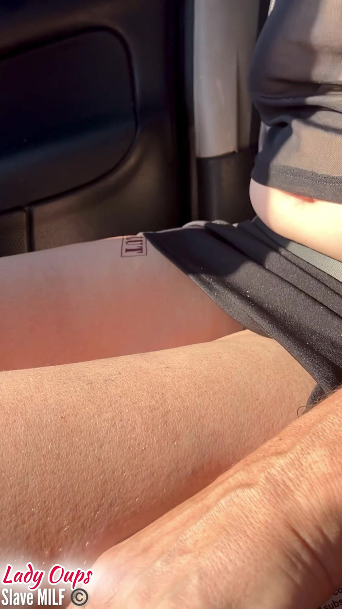 Lady Oups: Mikro etekli tatoo köle ve büyük memeli teşhir