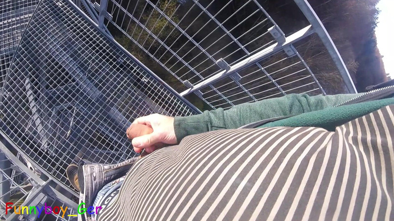 Funnyboy-Ger: Fuera, en una torre de vigilancia muy pública junto a...