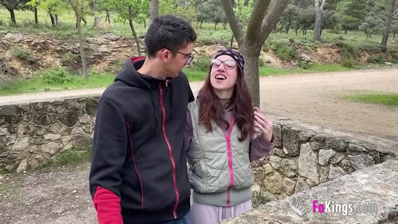 FAKings: Un couple de pays cherche une baise à la campagne. L'expérience...