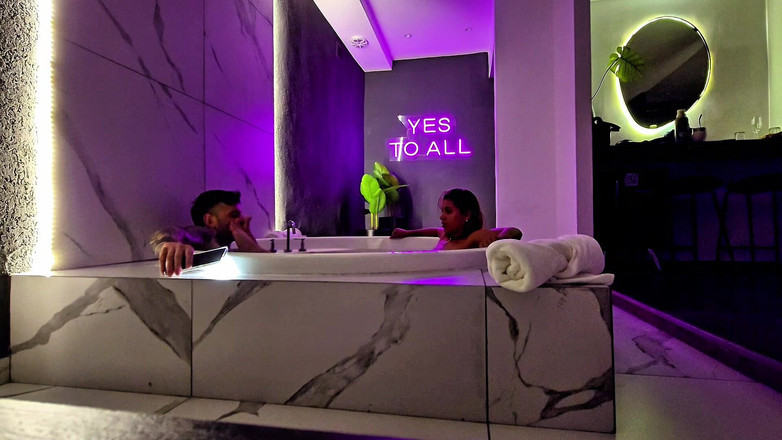 Young big apple: Za kamerou v motelové vířivce. Masturbace a sex.