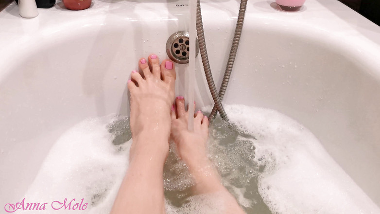 Anna Mole: お風呂に入ってゴージャスな美脚を披露。