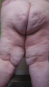 Ssbbw raksasa berjalan ke arahmu