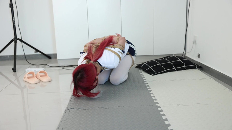 Asian bondage: Girlfriend Restrains and Punishes the Game: Keep Squatting, and if...