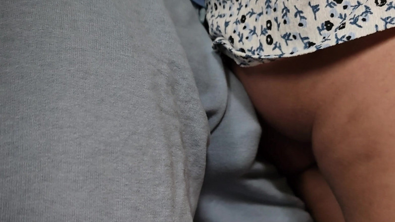 CoupleForFun2023: 그녀는 실수로 기차 안에 낯선 사람의 자지를 만져. 그는 그녀의 치마와 정액 아래에 자신의 페니스 슬라이드
