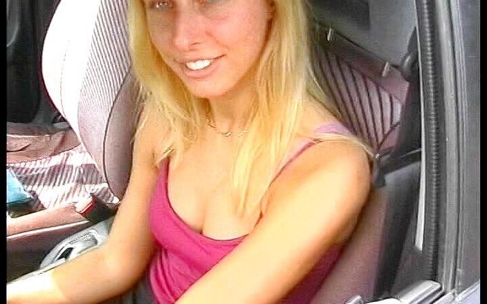 German Classic Porn videos: Blond sötnos gillar utomhussex