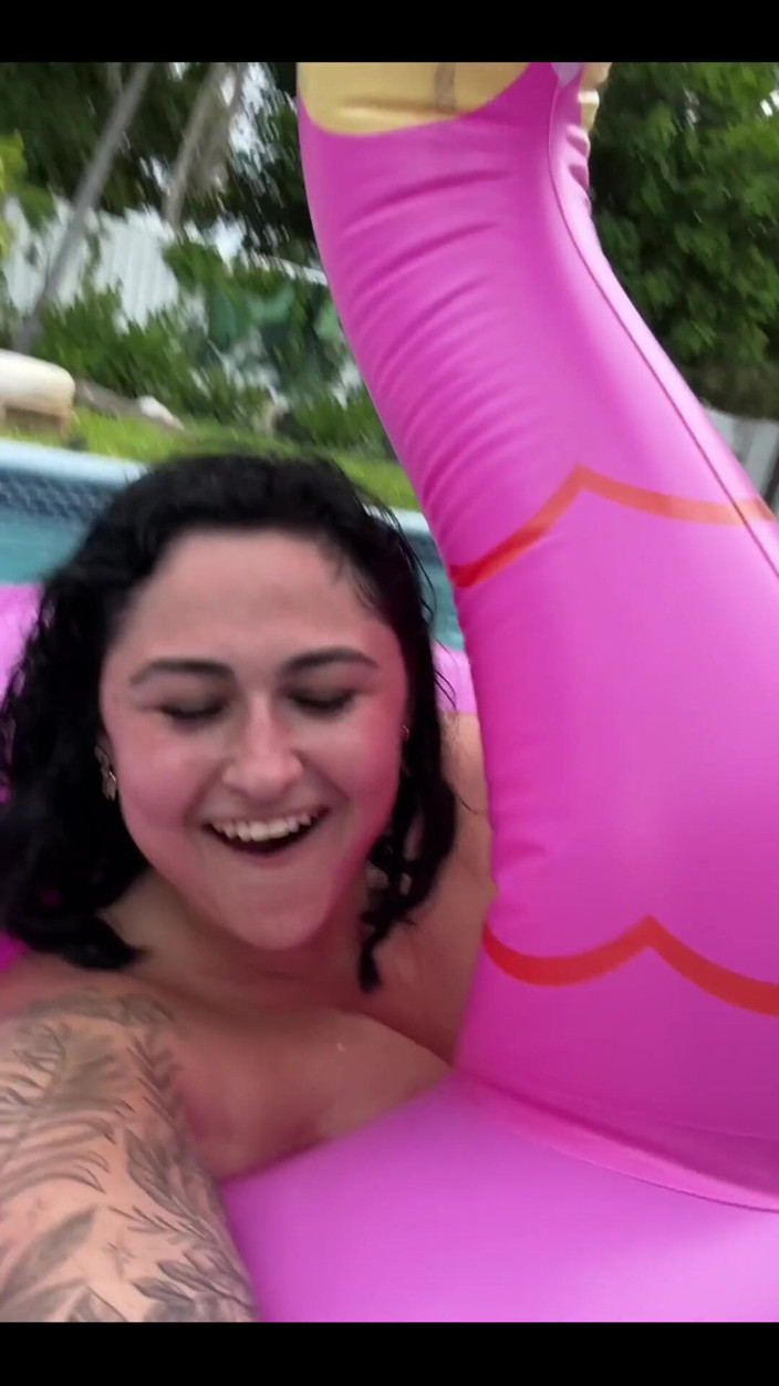 Josie Jaxxon: Sagostdags vid poolen!