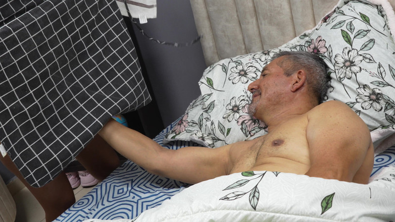 Amateurxxx: Karol svádí svého nevlastního otce, chce cítit jeho ptáka uvnitř...