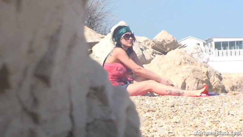 Only Big Melons: Adrianne in spiaggia! Lampeggiante video!